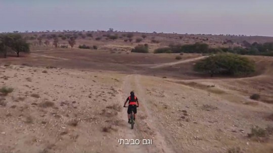 רוכבים לעבודה בגלל שזה סביבתי - נמנעת פליטה של גזי חממה שגורמים להתחממות הגלובלית ולמשבר האקלים