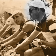 רוכב האופניים ג׳ינו ברטלי (מסומן) במירוץ אופניים בהולנד בשנת 1953
