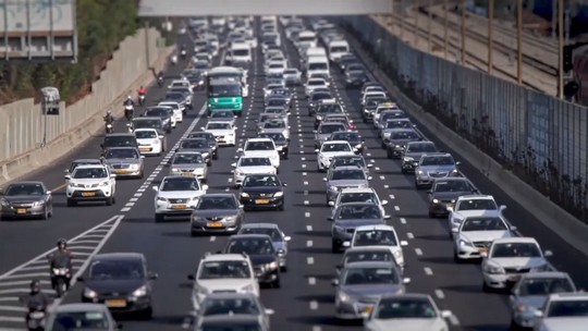 רוכבים לעבודה בגלל שהרכיבה על אופניים עוקפת את הפקקים