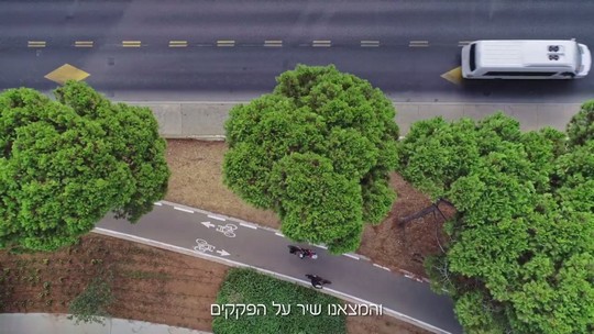 רוכבים לעבודה בגלל שאפשר לשיר כשעוקפים את הפקקים