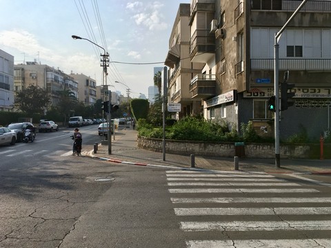 רחוב פנקס פינת רחוב רמז: כיצד רוכבת האופניים אמורה להשתלב בבטחה בשביל שמתחיל בהמשך רחוב רמז?