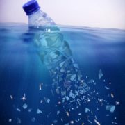 בקבוק פלסטיק מתפרק למיקרו פלסטיק