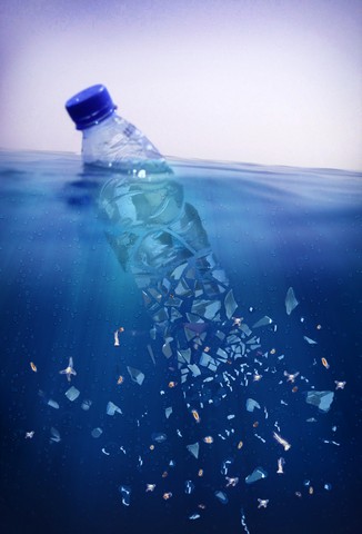 בקבוק פלסטיק מתפרק למיקרו פלסטיק