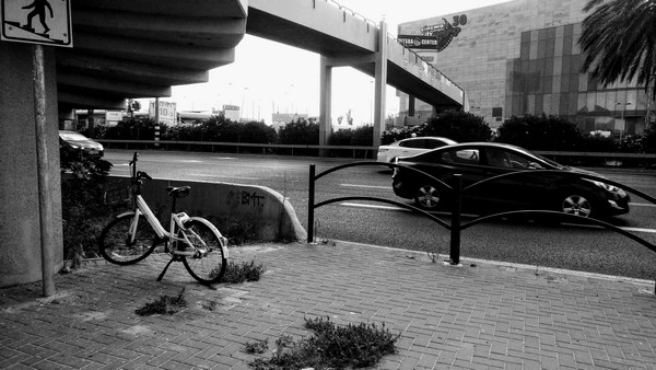אופניים שיתופיים של חברת ofo מול הסינמה סיטי בהרצליה. צילם: ערן שחורי
