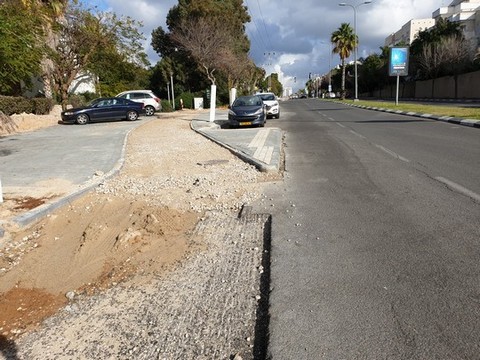 שביל אופניים בסלילה ברחוב דבורה הנביאה על חשבון חנייה לרכבים. מבט ממערב למזרח. צילם ערן שחורי 9.2.2019