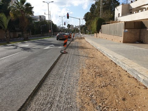 שביל אופניים בסלילה ברחוב דבורה הנביאה על חשבון מקומות חנייה לרכבים. מבט ממזרח למערב. צילם ערן שחורי 9.2.2019