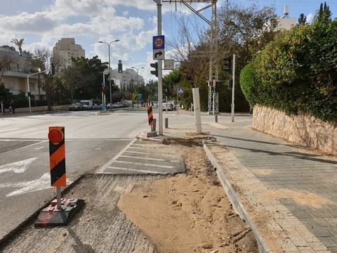 שביל אופניים בסלילה ברחוב דבורה הנביאה. גם על חשבון מקומות חניה. מבט ממזרח למערב. צילם ערן שחורי 9.2.2019