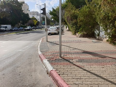 הנקודה בסמוך לצומת עם רחוב פנחס רוזן בו מסתיים שביל אופניים ברחוב דבורה הנביאה. גם על חשבון מקומות חניה. מבט ממזרח למערב. צילם ערן שחורי 9.2.2019