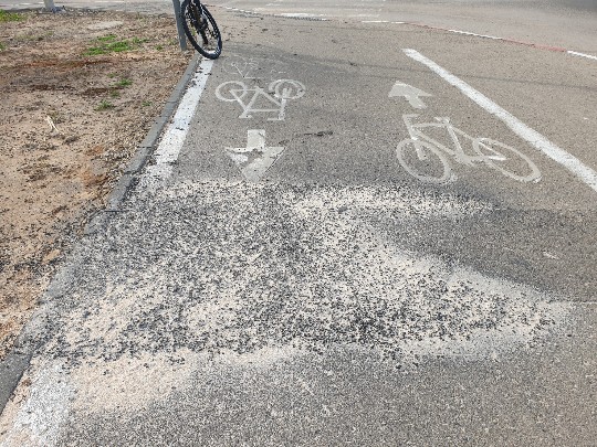 טלאי תיקון שביל אופניים ברחוב 2040 - מקצה שיפורים לא מספק - מדרגה עדיין קיימת