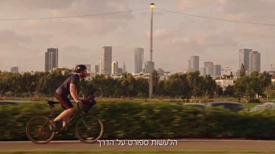 רוכבים לעבודה כדי לעשות ספורט על הדרך