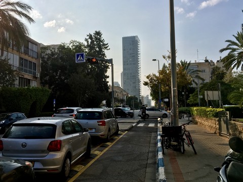 שביל אופניים ברחוב רמז פינת רחוב דוד ילין: תאונה שמחכה להתרחש.