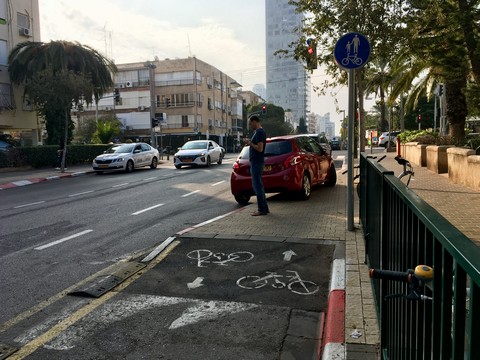 שביל אופניים ברחוב רמז דרומית לרחוב ז׳בוטינסקי: כאן מתחיל ונגמר שביל אופניים דו־סטרי. בהצלחה.