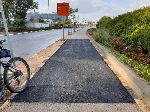 טלאי תיקון שביל אופניים ישעיהו לייבוביץ הרצליה. צילם: ערן שחורי