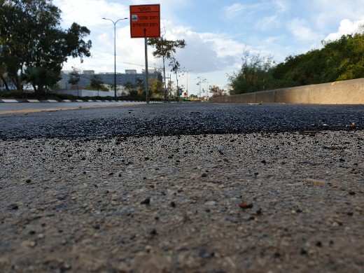 טלאי תיקון שביל אופניים ישעיהו לייבוביץ הרצליה. צילם: ערן שחורי