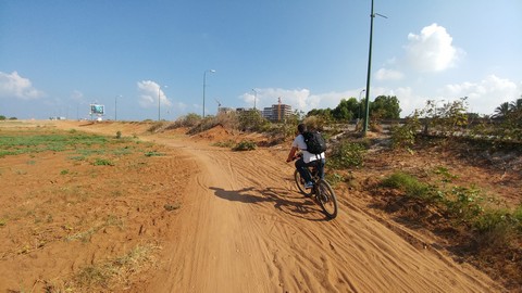 רוכב אופניים בדרך עפר חקלאית בדרך להרצליה