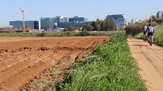 שביל אופניים שדה חרוש בדרך לעבודה בהרצליה