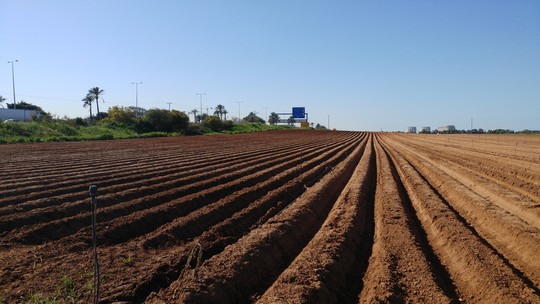 שביל אופניים שדה חרוש בדרך לעבודה בהרצליה