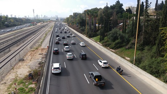 עומס תנועה בדרך לעבודה בנתיבי איילון דרום