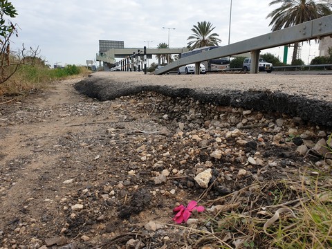 מכשול/מפגע בשביל אופניים כביש 2 ליד צומת גלילות מול הרב מכר. צילם: ערן שחורי.