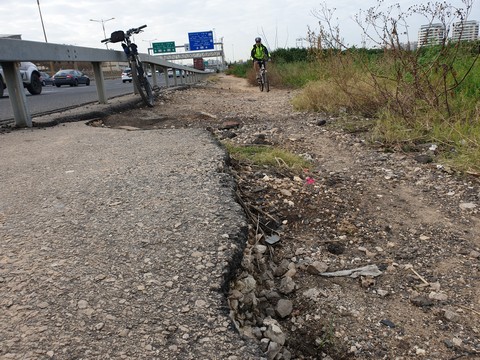 רוכב אופניים בדרך למכשול בשביל אופניים כביש 2 ליד צומת גלילות מול הרב מכר. צילם: ערן שחורי.