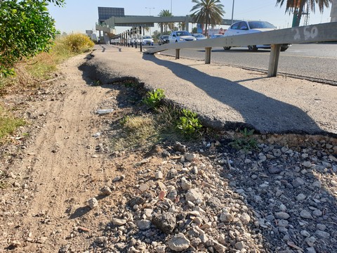 מכשול/מפגע בשביל אופניים כביש 2 ליד צומת גלילות מול הרב מכר. צילם: ערן שחורי.