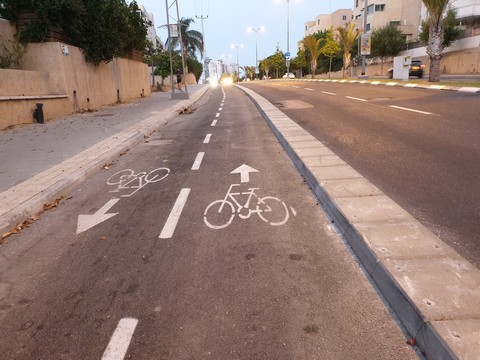 שביל אופניים ברחוב דבורה הנביאה. מבט למערב. צילם ערן שחורי 9.6.2019.