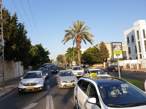 רחוב דבורה הנביאה, שלושה טורי מכוניות מכיוון קרית עתידים לכיוון רחוב פנחס רוזן. צילם ערן שחורי 10.6.2019