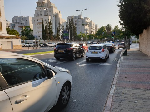 רחוב דבורה הנביאה, שלושה טורי מכוניות מכיוון קרית עתידים לכיוון רחוב פנחס רוזן. צילום מכיוון מזרח לכיוון מערב. צילם ערן שחורי 10.6.2019