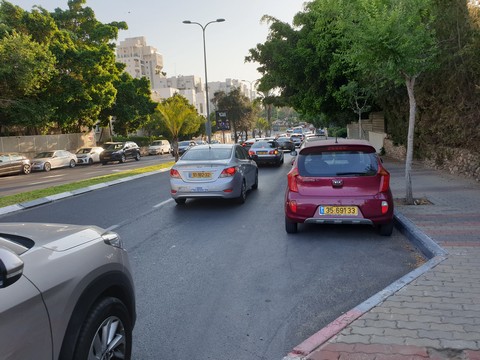 שלושה מסלולי נסיעה ברחוב דבורה הנביאה לכיוון רחוב פנחס רוזן לפני סלילת שביל אופניים במקטע שקרוב לצומת. צילם ערן שחורי 10.6.2019