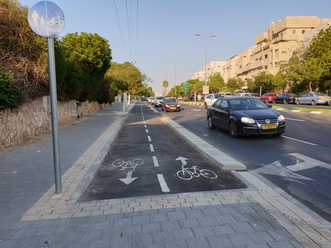 קצה שביל אופניים ברחוב דבורה הנביאה. המקטע שמחבר את השביל לרחוב פנחס רוזן לא נסלל. צילם ערן שחורי 10.6.2019