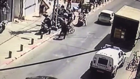רוכב אופניים מאבד שיווי משקל לאחר נסיון של שוטר לעצור אותו