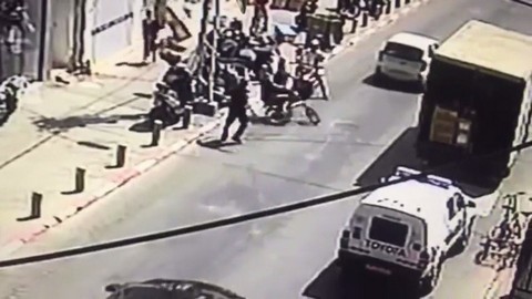 רוכב אופניים חשמליים נופל לאחר נסיון של שוטר לתפוס אותו