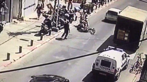 רוכב אופניים חשמליים נופל לאחר ששוטר ניסה לתפוס אותו