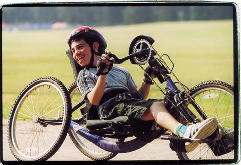 ילד רוכב עם אופני יד עמותת אתגרים 480 פיקסל