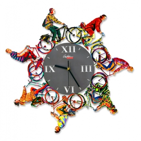 שעון קיר שנוצר על ידי דייוויד גרשטיין כחלק מסדרת השעונים שלו. השעון מציג שבעה רוכבי אופניים בעיר רוכבים סביב גוף השעון. שיטת הצביעה בה השתמש גרשטיין מדגישה את בני האדם.
