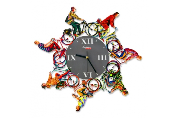 שעון קיר שנוצר על ידי דייוויד גרשטיין כחלק מסדרת השעונים שלו. השעון מציג שבעה רוכבי אופניים בעיר רוכבים סביב גוף השעון. שיטת הצביעה בה השתמש גרשטיין מדגישה את בני האדם.