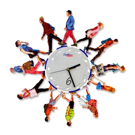 שעון קיר שנוצר על ידי דייוויד גרשטיין כחלק מסדרת השעונים שלו. השעון מציג הולכי רגל שמסתובבים סביב גוף השעון. שיטת הצביעה בה השתמש גרשטיין מדגישה את בני האדם. פריט 5102.