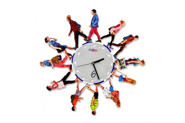 שעון קיר שנוצר על ידי דייוויד גרשטיין כחלק מסדרת השעונים שלו. השעון מציג הולכי רגל שמסתובבים סביב גוף השעון. שיטת הצביעה בה השתמש גרשטיין מדגישה את בני האדם. פריט 5102.