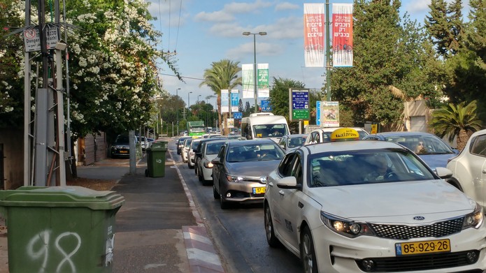 פחי אשפה מפריעים לתנועת הולכי רגל ורוכבי אופניים בשדרות קרן קיימת לישראל בתל אביב