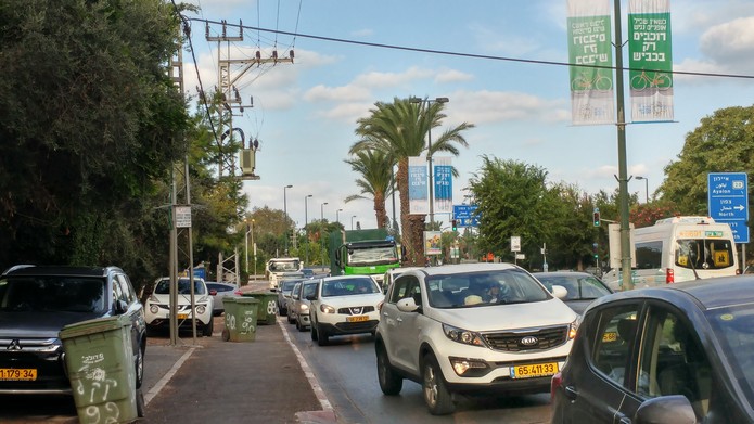פחי אשפה מפריעים לתנועת הולכי רגל ורוכבי אופניים בשדרות קרן קיימת לישראל בתל אביב