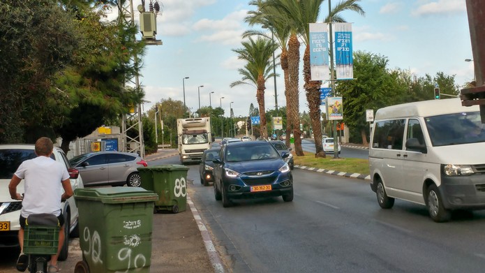 פחי אשפה מפריעים לתנועת הולכי רגל ורוכבי אופניים בשדרות קרן קיימת לישראל בתל אביב