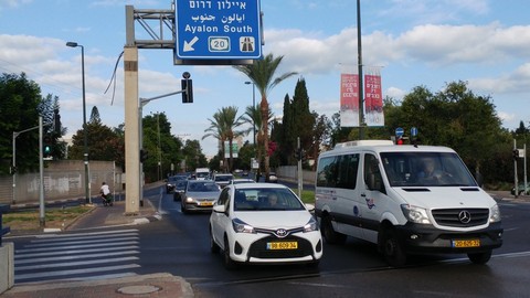 תנועת רכבים בשדרות קרן קיימת לישראל תל אביב