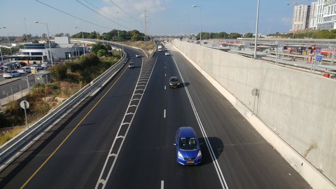 נתיבי איילון צפון מבט לכיוון דרום מגשר הולכי רגל רכבת הרצליה