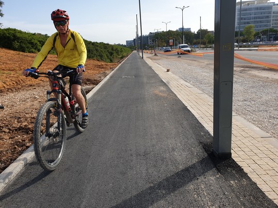 עמוד תאורה הוצב בשביל אופניים במקום בשטח המפרדה