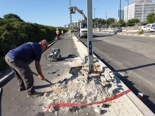 עבודות להזזת עמוד תאורה משביל אופניים ברחוב ישעיהו לייבוביץ בהרצליה