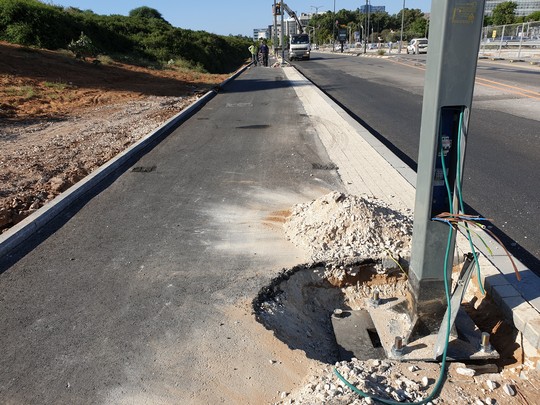 עבודות להזזת עמוד תאורה משביל אופניים ברחוב ישעיהו לייבוביץ בהרצליה. צילם: ערן שחורי