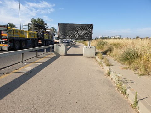 שלט נמוך מפריע לרוכבי אופניים כביש 2 מול הסינמה סיטי. צילם ערן שחורי