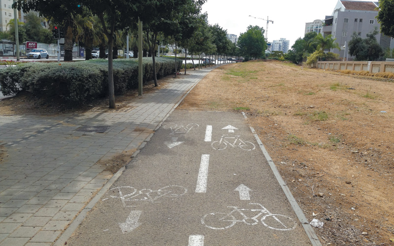 שביל אופניים ברחוב ראשון לציון בפתח תקוה.