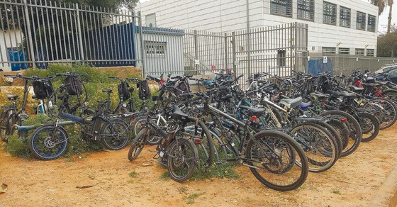 אופניים על גדר בית ספר בפתח תקוה