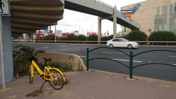 אופניים שיתופיים של חברת ofo מול הרב מכר בהרצליה